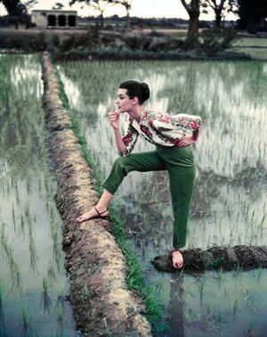 Norman-Parkinson-Barbara-Mullen in-India-Vogue-1956.jpg